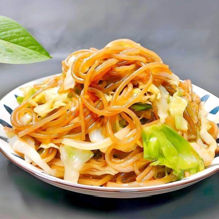 Noodles cu legume proaspete în sos de soia, un preparat ușor și gustos, servit la restaurantul Jin Ding din Sector 2, București. Preț 35 LEI/300g.