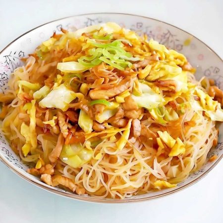 Noodles cu porc, legume proaspete și ou în sos de soia, un preparat tradițional chinezesc gustos și sățios, servit la restaurantul Jin Ding din Sector 2, București. Preț 35 LEI/300g.