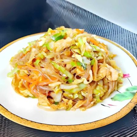 Noodles cu pui, legume proaspete și ou în sos de soia, un preparat tradițional chinezesc gustos și sățios, servit la restaurantul Jin Ding din Sector 2, București. Preț 35 LEI/300g.