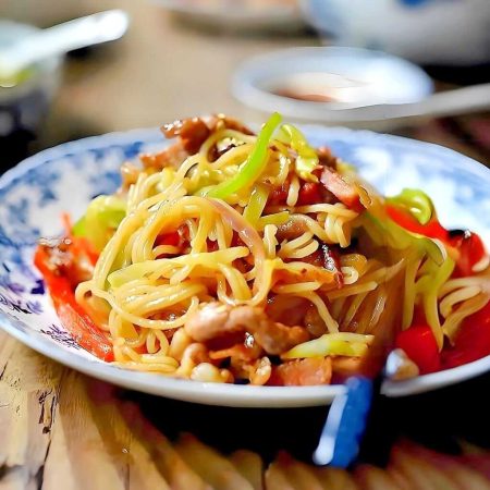 Noodles cu vită, legume proaspete și ou în sos de soia, un preparat tradițional chinezesc gustos și sățios, servit la restaurantul Jin Ding din Sector 2, București. Preț 35 LEI/300g.