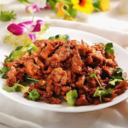 Oaie cu chimen și piper, un preparat aromat și ușor picant cu carne fragedă de oaie, servit la restaurantul Jin Ding din Sector 2, București. Preț 58 LEI/250g.
