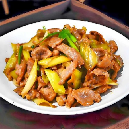 Oaie cu prazi, un preparat tradițional cu carne fragedă de oaie și prazi proaspeți, servit la restaurantul Jin Ding din Sector 2, București. Preț 48 LEI/250g.