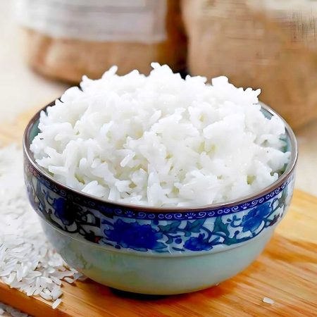 Orez fiert, garnitură simplă și pufoasă, servită la restaurantul Jin Ding din Sector 2, București. Preț 12 LEI/200g.