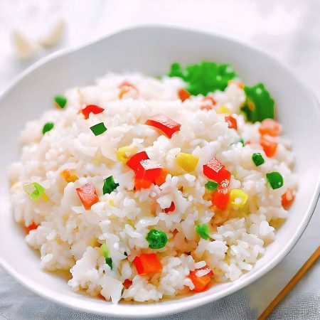 Orez prăjit Chop-Suey cu legume proaspete și mazăre, un preparat ușor și gustos, servit la restaurantul Jin Ding din Sector 2, București. Preț 25 LEI/250g.