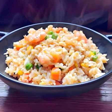 Orez prăjit cu creveți, mazăre și ou, un preparat tradițional chinezesc gustos și sățios, servit la restaurantul Jin Ding din Sector 2, București. Preț 35 LEI/250g.