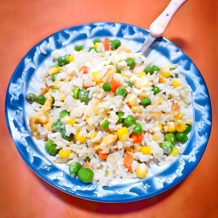 Orez prăjit cu legume, mazăre și ou, un preparat ușor și gustos, servit la restaurantul Jin Ding din Sector 2, București. Preț 25 LEI/250g.