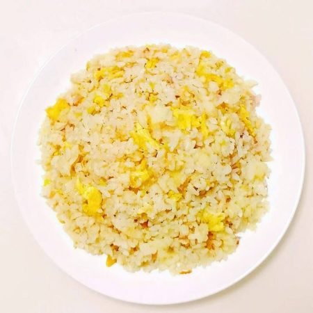 Orez prăjit cu ouă, un preparat simplu și gustos cu orez pufos și ouă, servit la restaurantul Jin Ding din Sector 2, București. Preț 25 LEI/250g.
