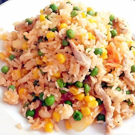 Orez prăjit cu porc, mazăre și ou, un preparat tradițional chinezesc gustos și sățios, servit la restaurantul Jin Ding din Sector 2, București. Preț 25 LEI/250g.