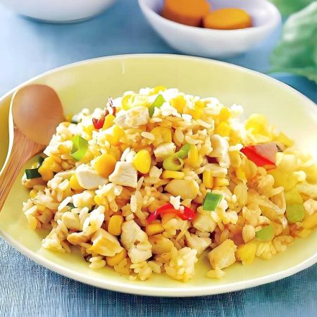 Orez prăjit cu pui, mazăre și ou, un preparat tradițional chinezesc gustos și sățios, servit la restaurantul Jin Ding din Sector 2, București. Preț 25 LEI/250g.