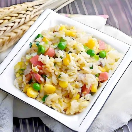 Orez Yang Zhou cu șuncă, mazăre și ou, un preparat tradițional chinezesc gustos și sățios, servit la restaurantul Jin Ding din Sector 2, București. Preț 25 LEI/250g.