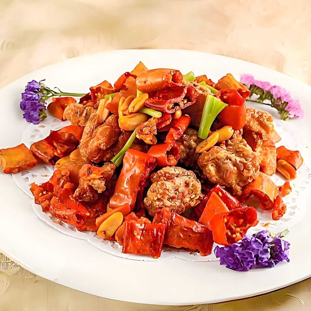 Picioare de broască prăjite picante, un preparat exotic crocant și iute, servit la restaurantul Jin Ding din Sector 2, București. Preț 88 LEI/200g.