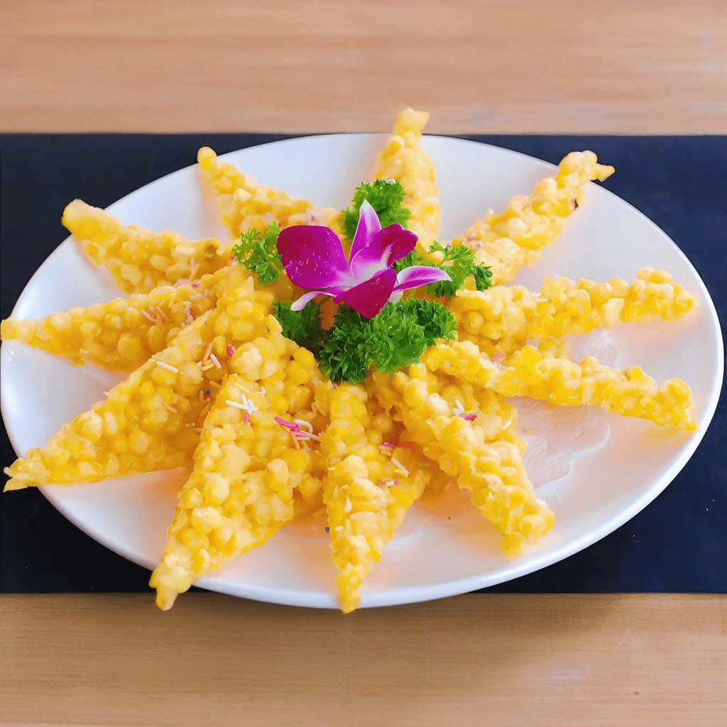 Porumb clătite, un desert dulce cu porumb proaspăt, nucă de cocos și ornamente colorate, servit la restaurantul Jin Ding din Sector 2, București. Preț 58 LEI/300g.