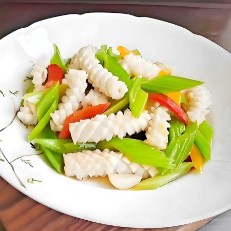 Sepie cu țelină și ardei gras, un preparat marin ușor și fraged, servit la restaurantul Jin Ding din Sector 2, București. Preț 88 LEI/200g.