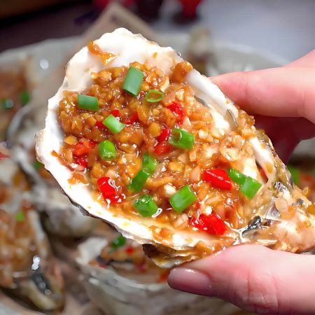 Stridii la cuptor cu usturoi și ceapă, servite cu lămâie, preparate proaspăt la restaurantul Jin Ding din Sector 2, București. Preț 25 LEI/buc, minim 3 bucăți.
