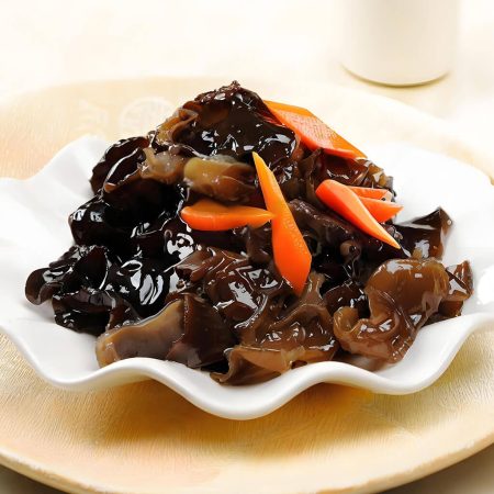 Urechi de lemn cu legume în sos de soia, un aperitiv exotic cu textură unică, servit la restaurantul Jin Ding din Sector 2, București. Preț 38 LEI/250g.